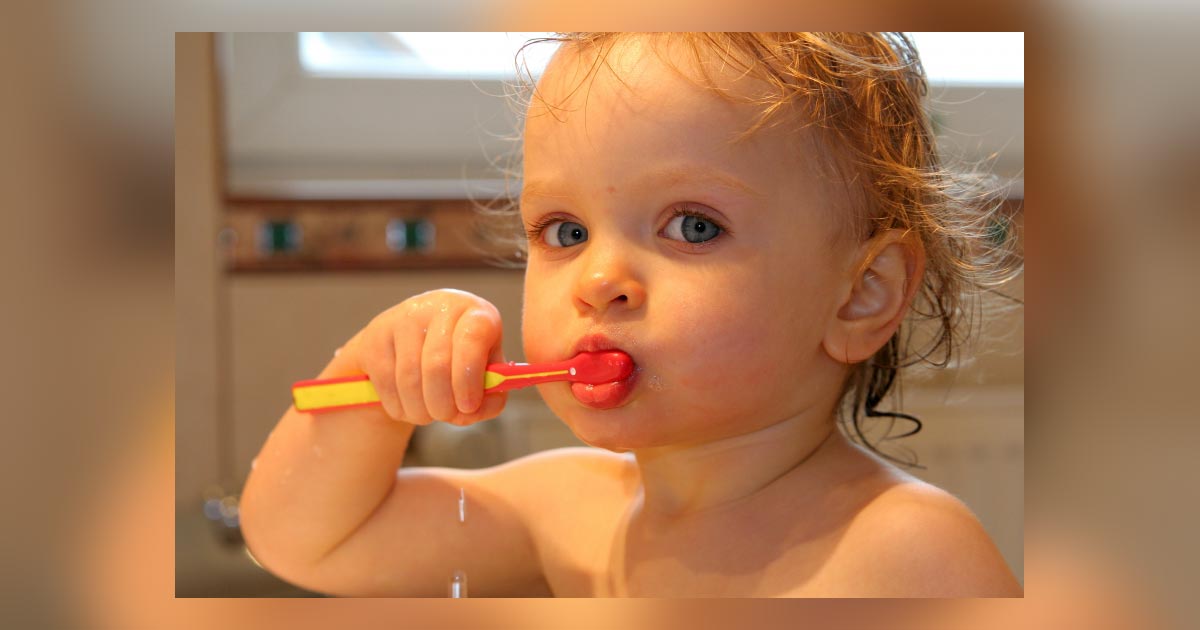 Małe dziecko samodzielnie myje ząbki szczoteczką
