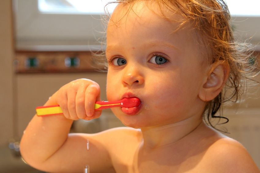 Małe dziecko samodzielnie myje ząbki szczoteczką